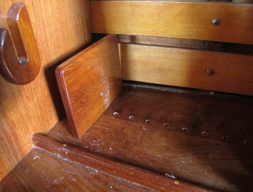 Shelf for small books, Bookend in Place