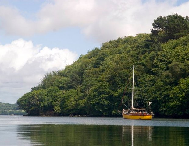 Talla Hinna at Anchor